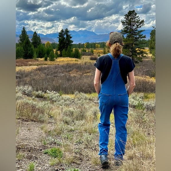 WELCOME to my closet! About me: - Picture 11 of 15